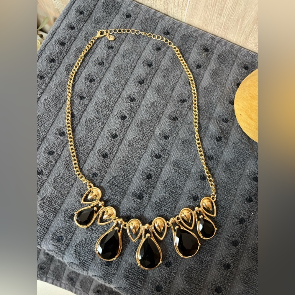 Elegant Black and Gold Teardrop Necklace